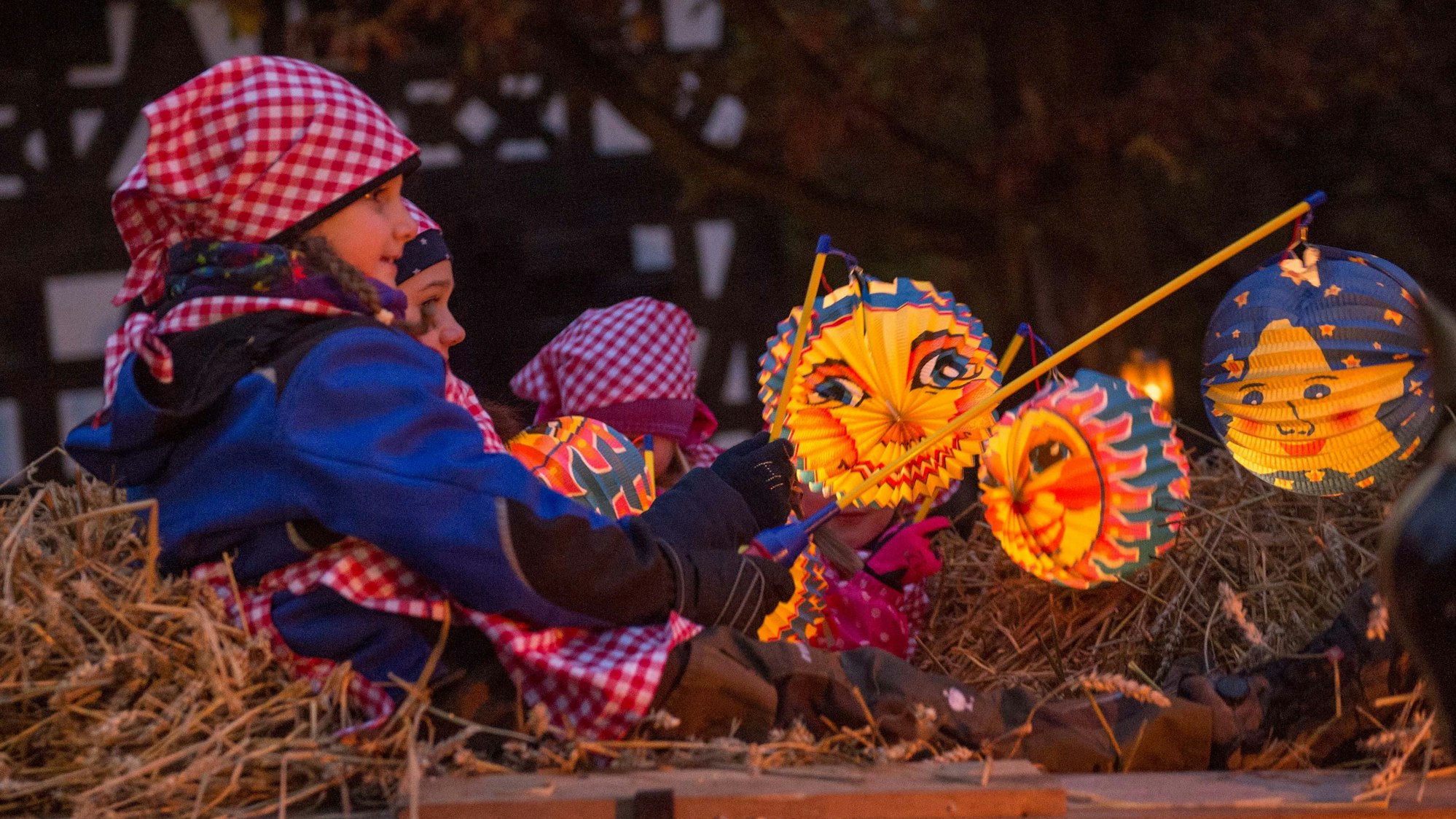 Zwei Kinder mit Laternen beim Martinszug.