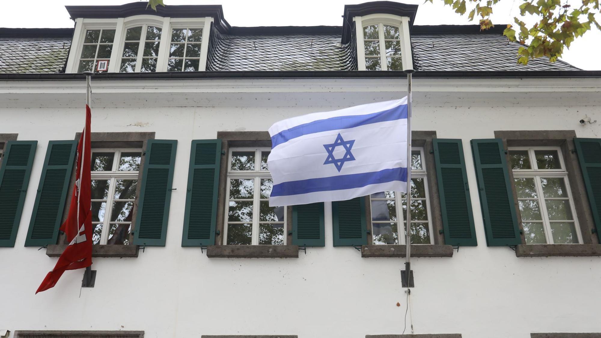 Eine Israelfahne weht an einem Gebäude.