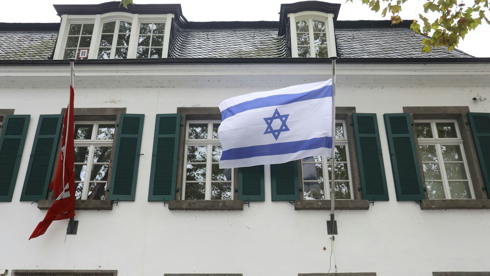 Eine Israelfahne weht an einem Gebäude.