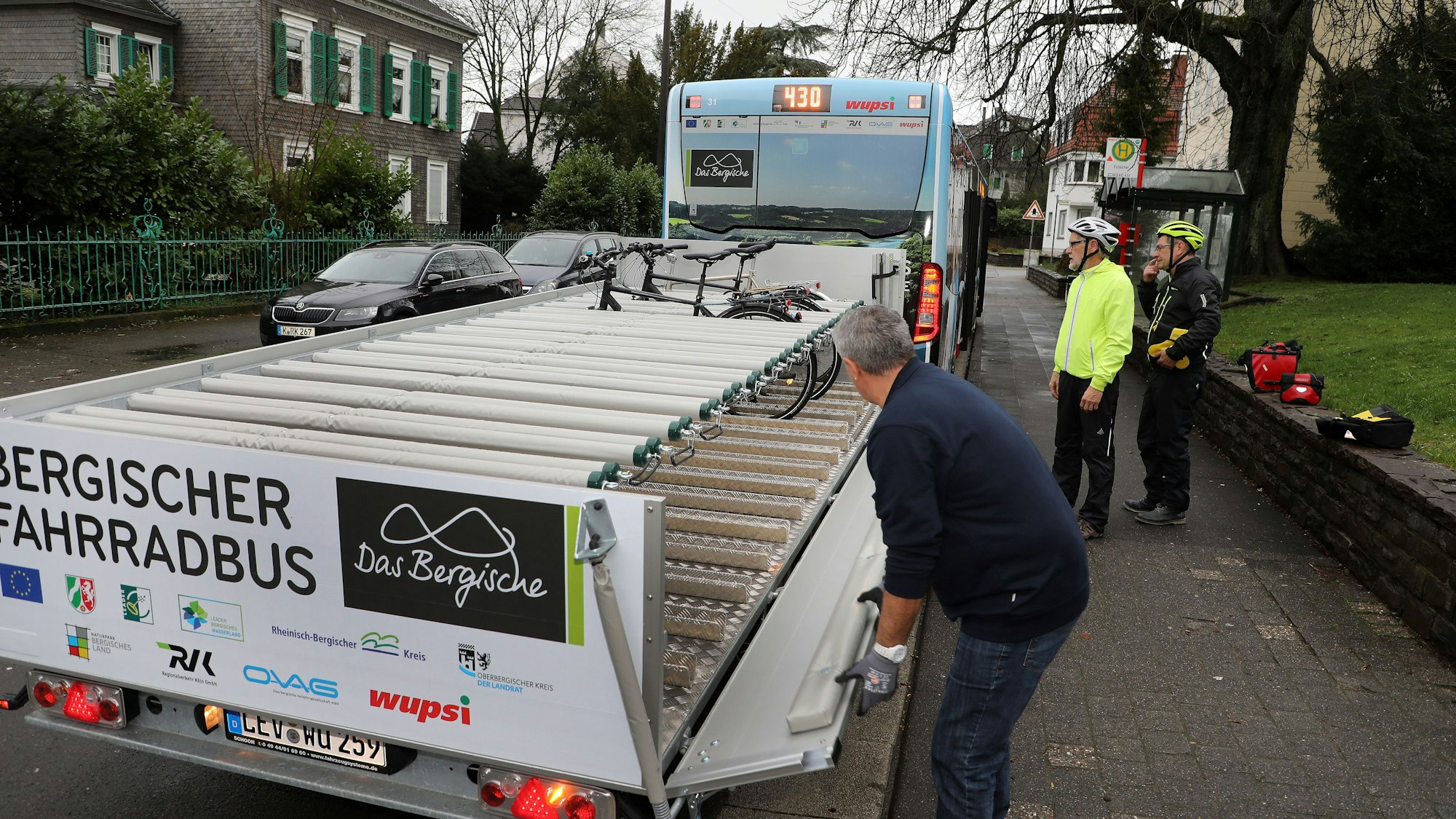 Das Foto zeigt den Bergischen Fahrradbus. Gerade werden Räder auf den Anhänger geladen.