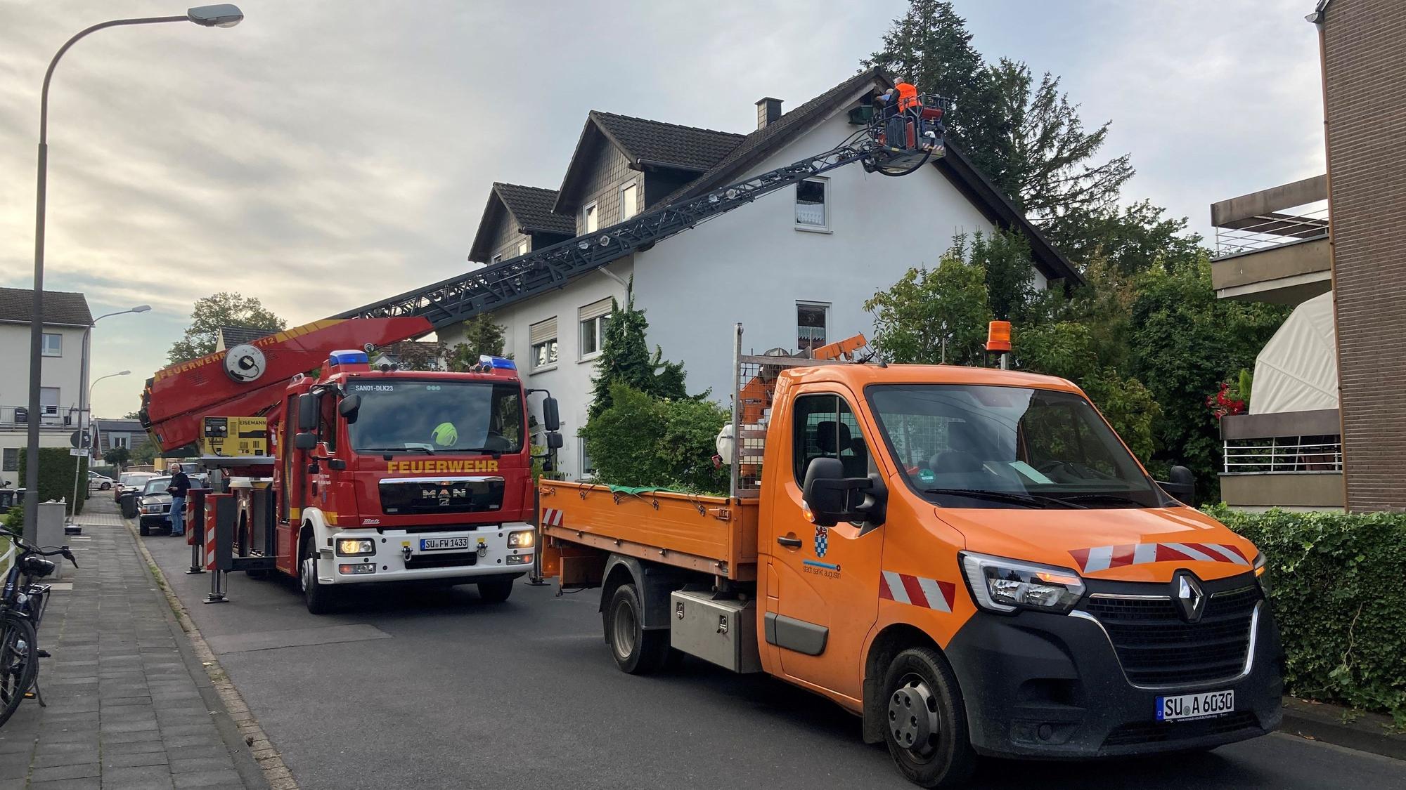 Großaufgebot der Feuerwehr an einem Wohnhaus.