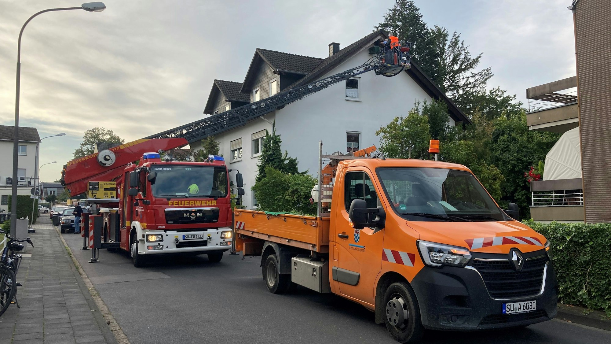 Großaufgebot der Feuerwehr an einem Wohnhaus.