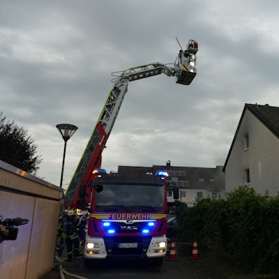 Eine Drehleiter der Feuerwehr im Einsatz.