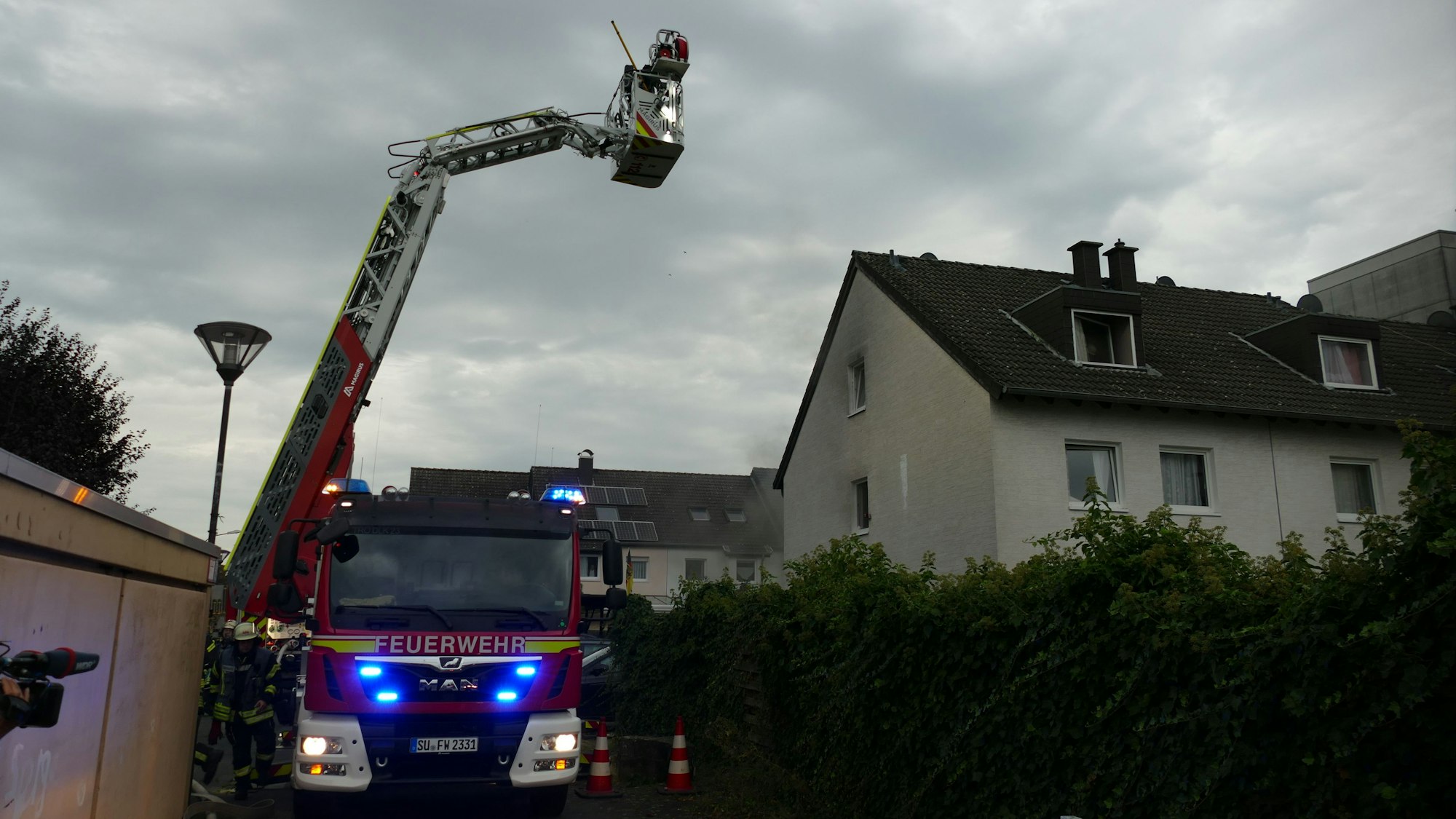 Eine Drehleiter der Feuerwehr im Einsatz.