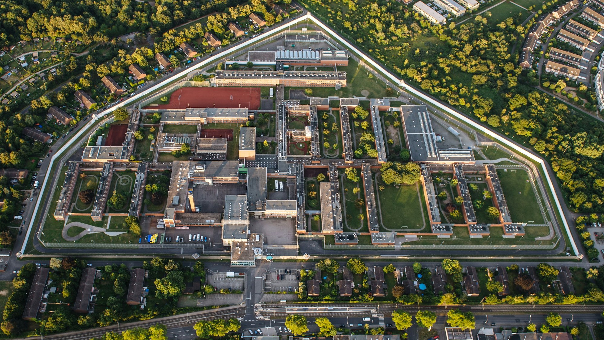 Die JVA Ossendorf aus der Vogelperspektive.