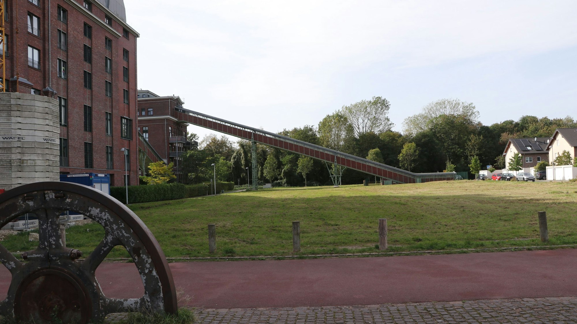 Auf dem Foto sind Gebäude und Anlagen der Grube Carl zu sehen. Dort soll ein Supermarkt entstehen.