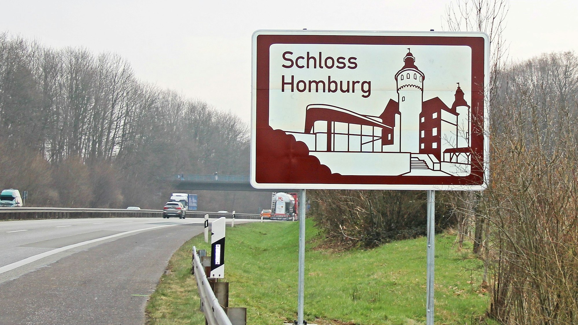 Braune Schilder weisen an der Autobahn 4 seit einigen Jahren auf Sehenswürdigkeiten hin. Eine App bietet nun weitere Informationen.