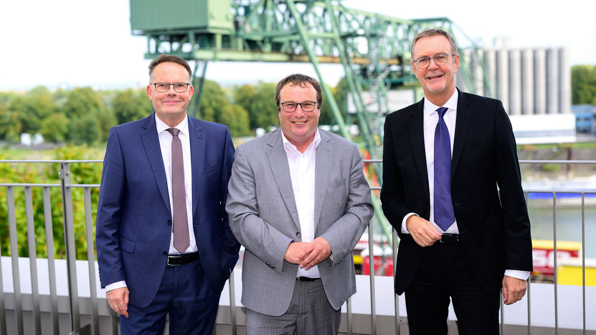 Stolz auf das Erreichte: Jens-Albert Oppel (HGK), Minister Oliver Krischer und Uwe Wedig (HGK).