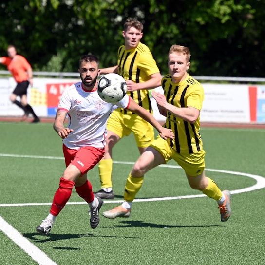 04.06.2023, Fussball-Schlebusch-Porz
links: Gero Pletto (Porz)
rechts: Jakob Bärschneider (Schleb)
Foto: Uli Herhaus
