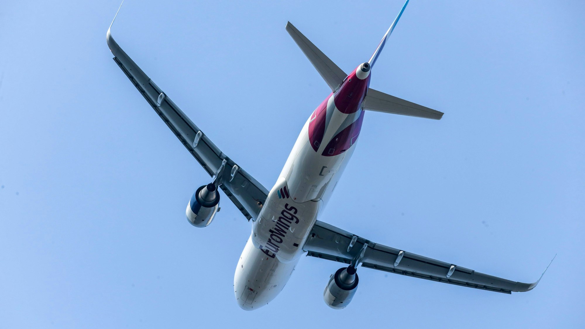 Ein Airbus A320 der deutschen Fluggesellschaft im Landeanflug auf Venedig. Unter dem Flugzeug ist der Schriftzug der Airline zu sehen. (Symbolbild)