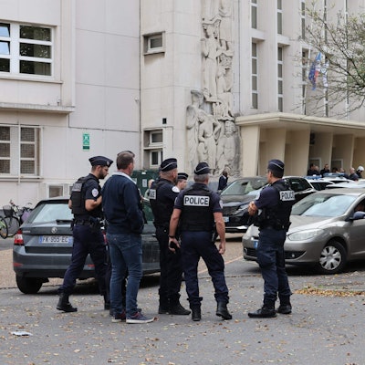 Polizisten stehen vor der Gambetta-Schule im nordfranzösichen Arras. Bei einem Angriff auf die Schule wurde ein Lehrer getötet, zwei weitere Personen wurden schwer verletzt.