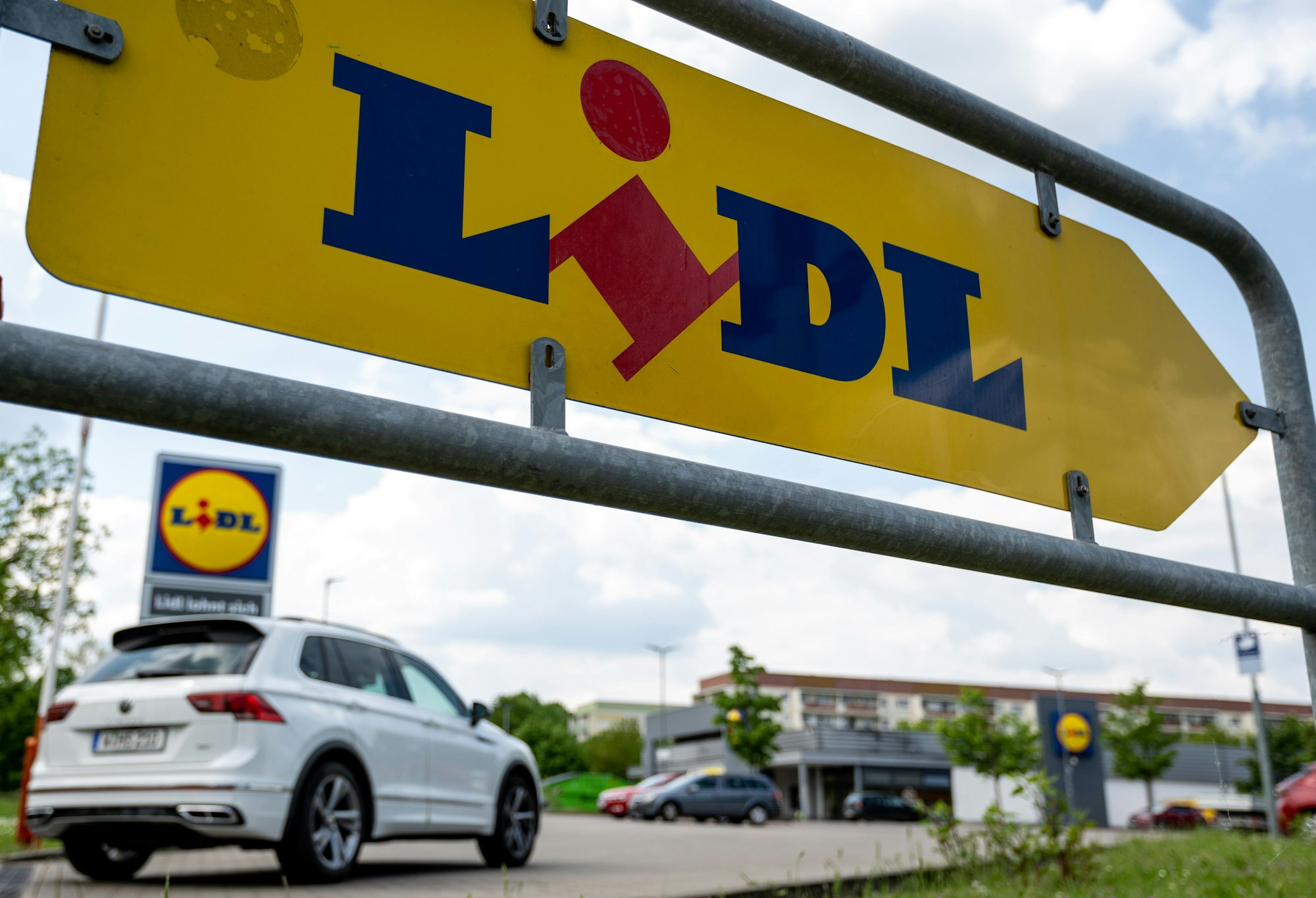 Ein Auto rollt auf den Parkplatz einer Lidl Filiale in Leipzig.