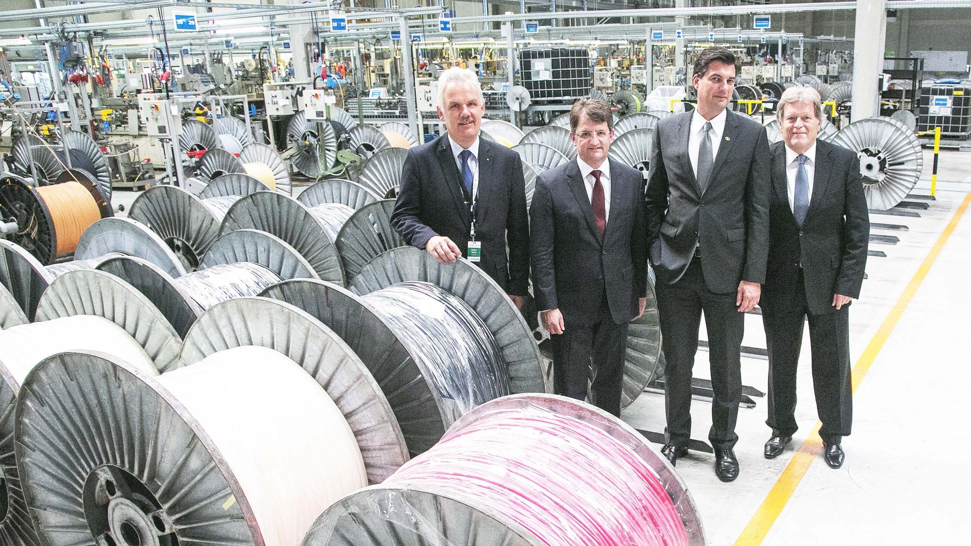 2014 Grand Opening bei Canusa in Rheinbach. Am Rundgang nahmen Bürgermeister Stefan Raetz, Geschäftsführer Thomas Schmidt, Vice-Präsident von DSG-Canusa Joe Tabak und der einstige Mercedes-Benz-Motorsport-Chef Norbert Haug (v.l) teil.