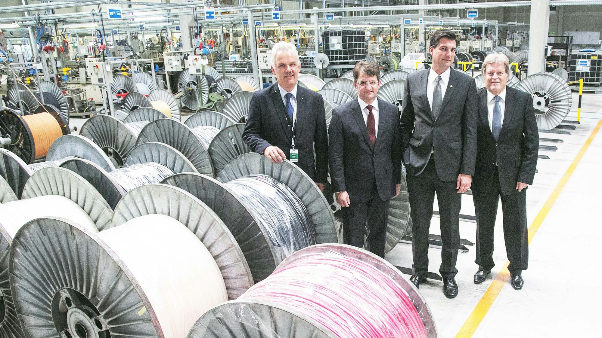 2014 Grand Opening bei Canusa in Rheinbach. Am Rundgang nahmen Bürgermeister Stefan Raetz, Geschäftsführer Thomas Schmidt, Vice-Präsident von DSG-Canusa Joe Tabak und der einstige Mercedes-Benz-Motorsport-Chef Norbert Haug (v.l) teil.