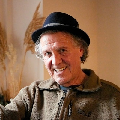 Das Foto zeigt Norbert Scheuer, Autor aus Kall. Er trägt einen etwas zu kleinen Hut.