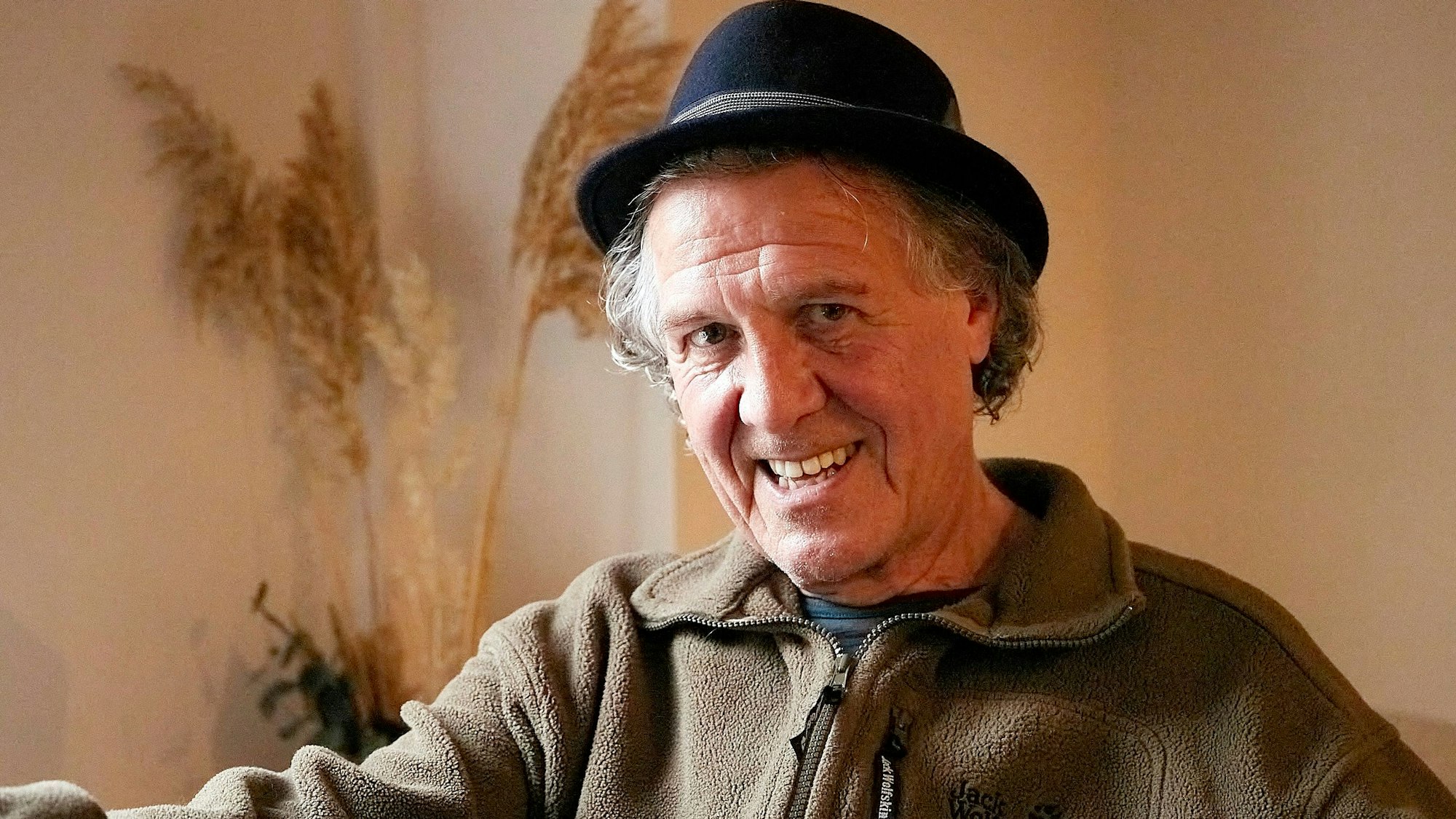 Das Foto zeigt Norbert Scheuer, Autor aus Kall. Er trägt einen etwas zu kleinen Hut.