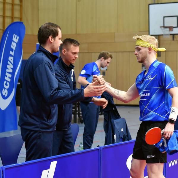 Romain Ruiz klatscht sich nach seinem gewonnenen Spiel mit Trainer Frederik Duda ab.