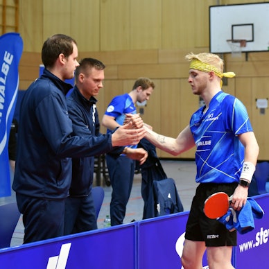 Romain Ruiz klatscht sich nach seinem gewonnenen Spiel mit Trainer Frederik Duda ab.