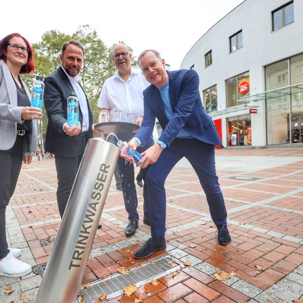 Michaela Di Padova, Uwe Richrath, Ralf Billstein und Thomas Eimermacher von der EVL am Trinkwasserbrunnen in der Wiesdorfer Fußgängerzone
