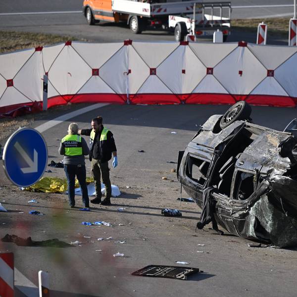 Waldkraiburg/Ampfing: Betreuer der Polizei stehen am Rande des umgestürzten Fahrzeugs