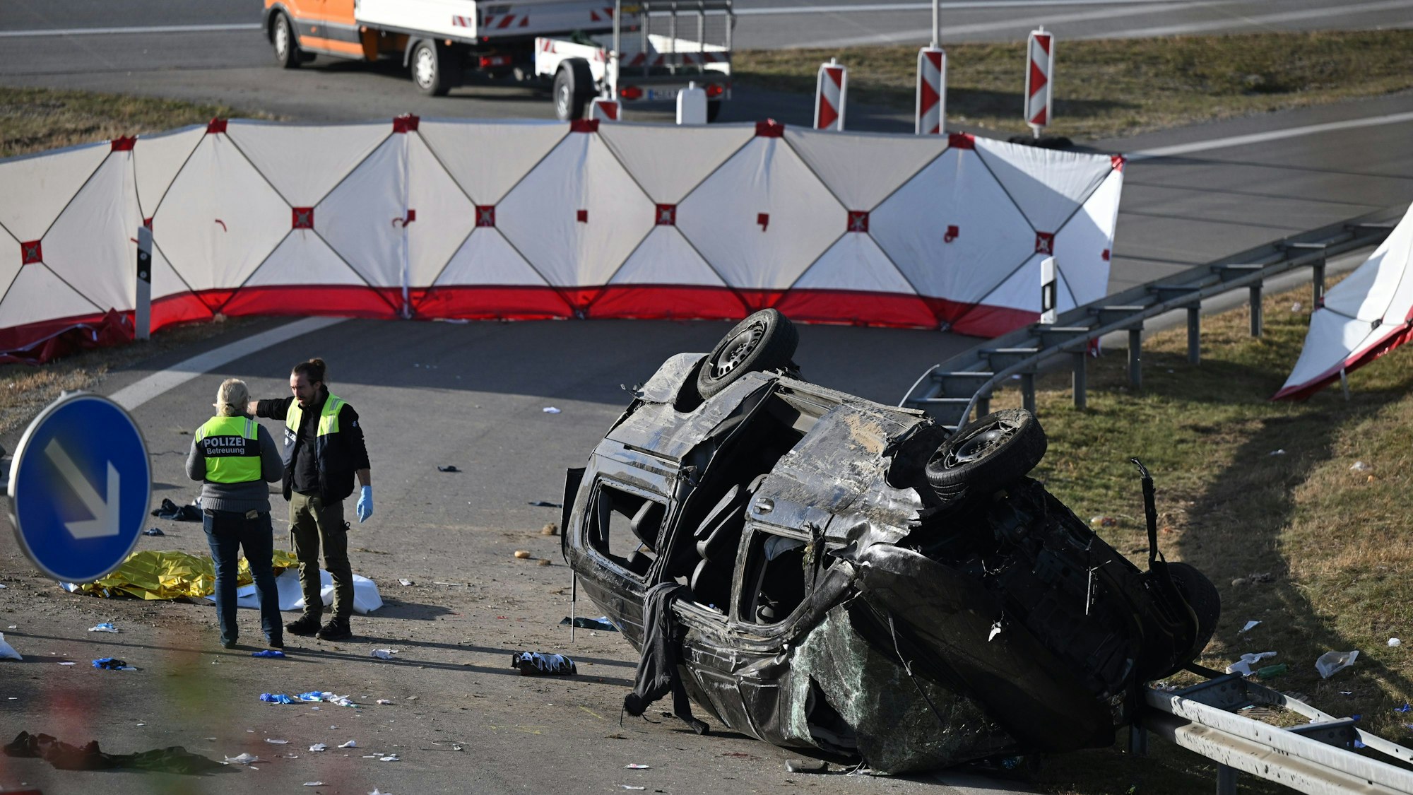 Waldkraiburg/Ampfing: Betreuer der Polizei stehen am Rande des umgestürzten Fahrzeugs