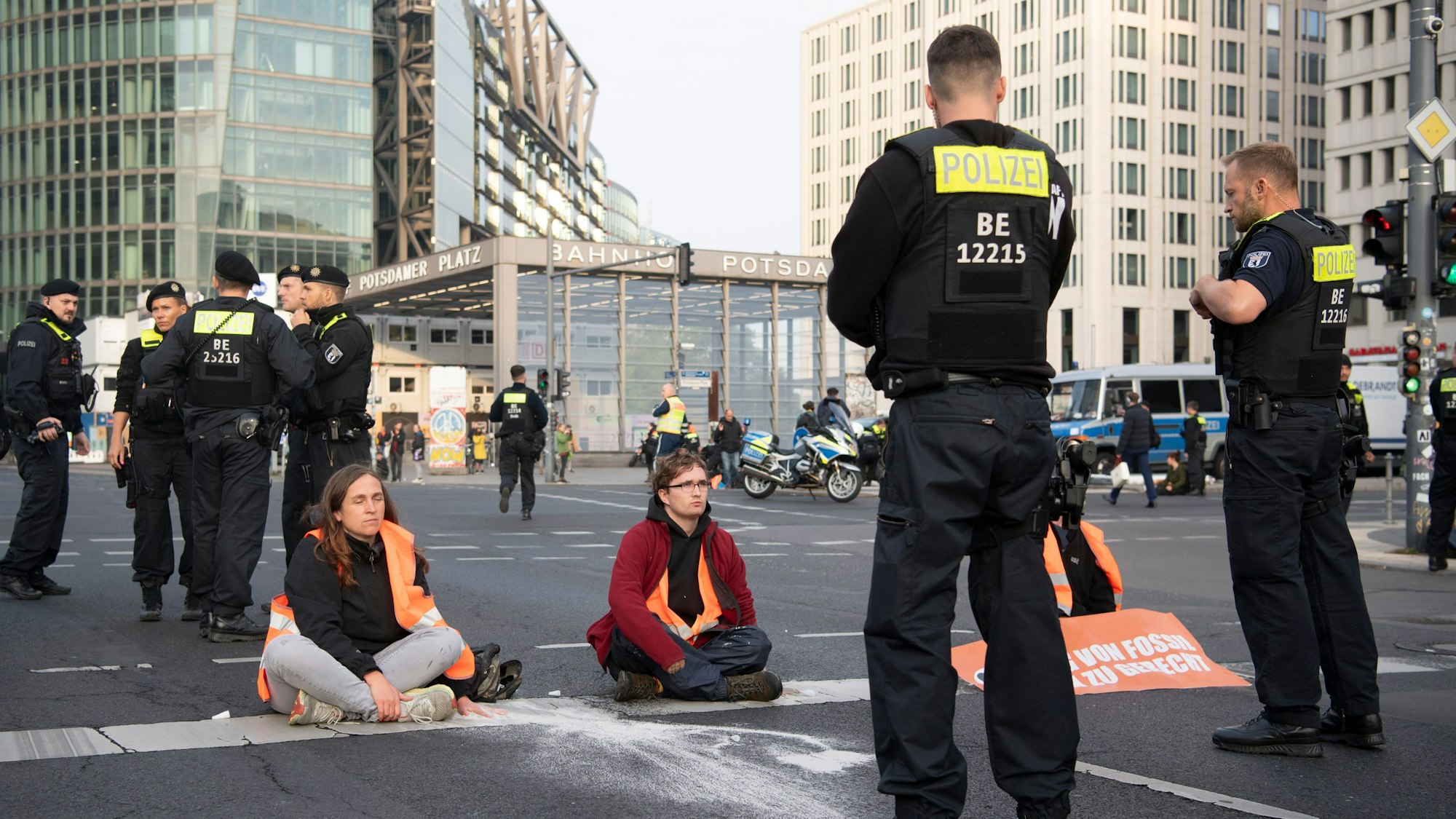 Aktivistinnen und Aktivisten der Klima-Gruppe Letzte Generation blockieren eine Straße in Berlin. Für Freitag haben sie deutschlandweit alle Proteste abgesagt. (Archivbild)