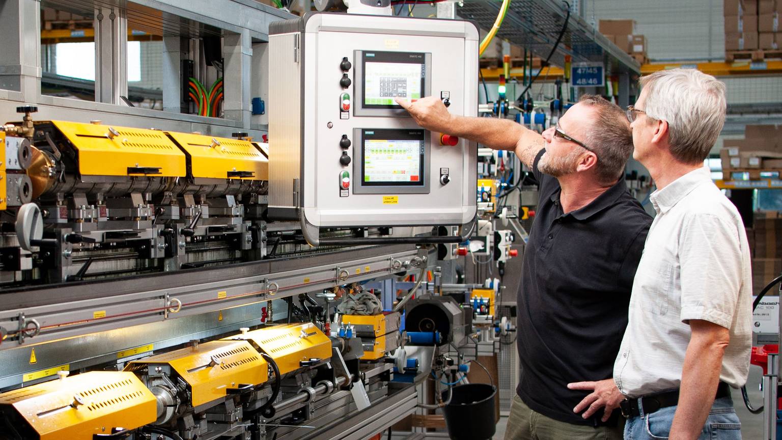 Bei der DSG-Canusa in Rheinbach: Auf dem Display lassen sich an der Produktionsanlage allerhand Parameter einstellen.