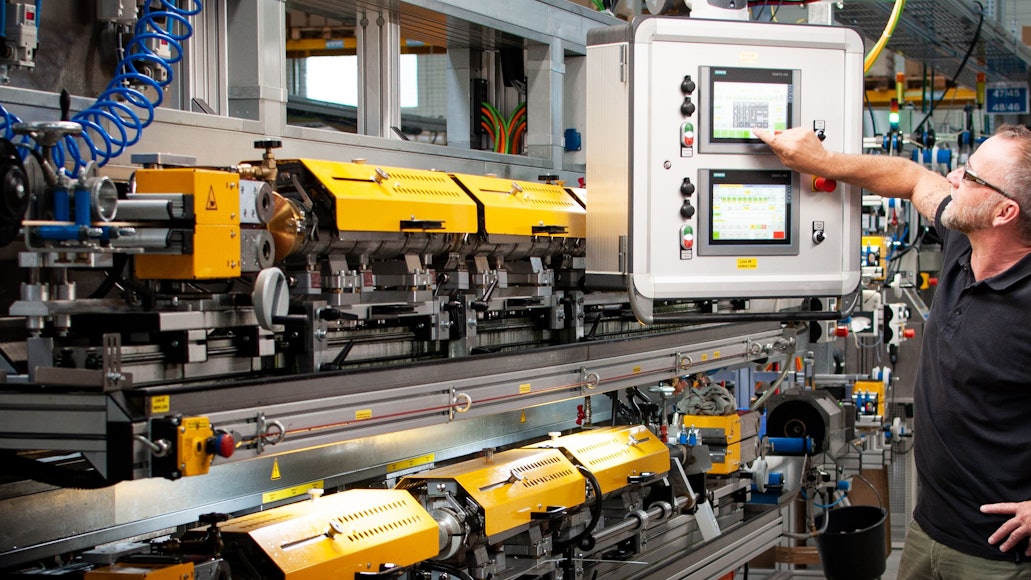 Bei der DSG-Canusa in Rheinbach: Auf dem Display lassen sich an der Produktionsanlage allerhand Parameter einstellen.