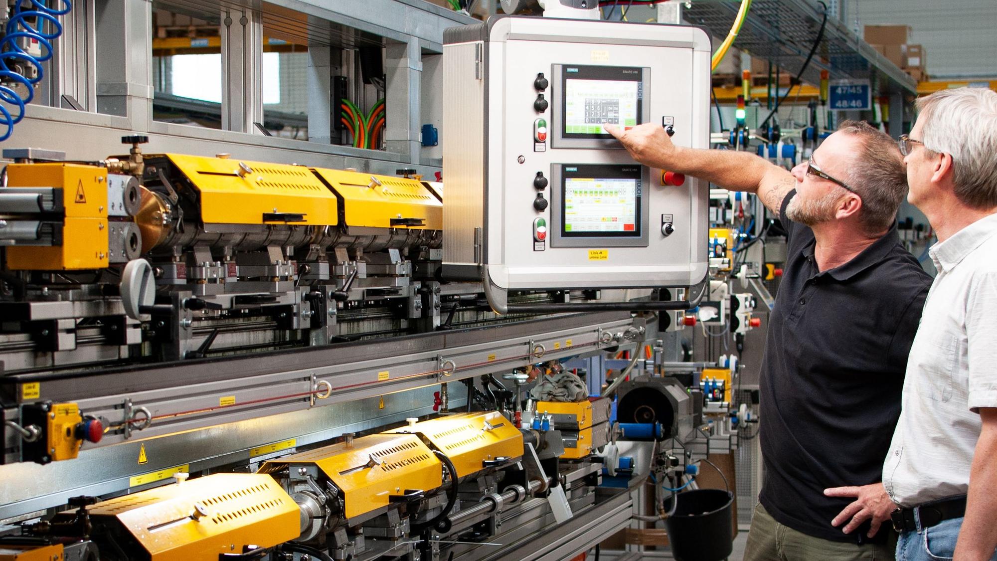 Bei der DSG-Canusa in Rheinbach: Auf dem Display lassen sich an der Produktionsanlage allerhand Parameter einstellen.