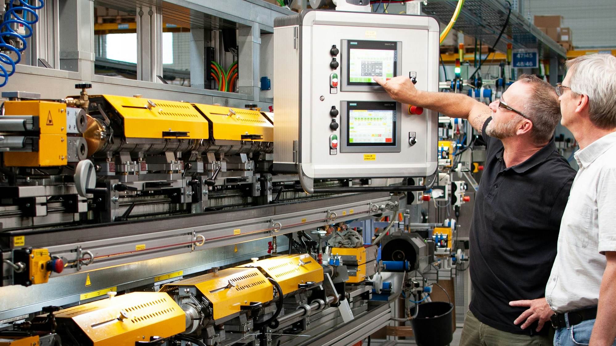 Bei der DSG-Canusa in Rheinbach: Auf dem Display lassen sich an der Produktionsanlage allerhand Parameter einstellen.