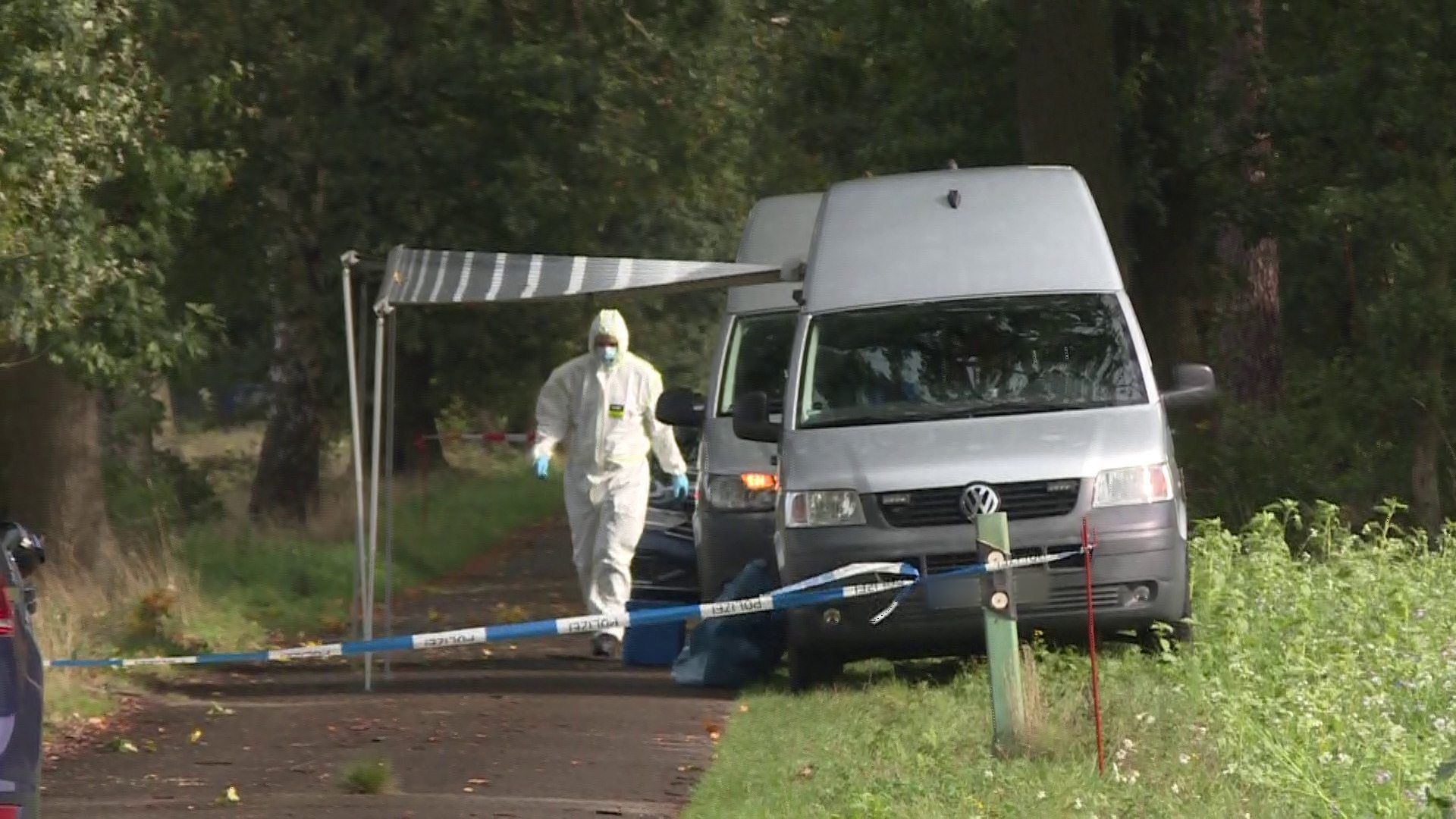 Fuhrberg: Mitarbeiter der Spurensicherung sind an einem Waldstück in der Region Hannover im Einsatz.