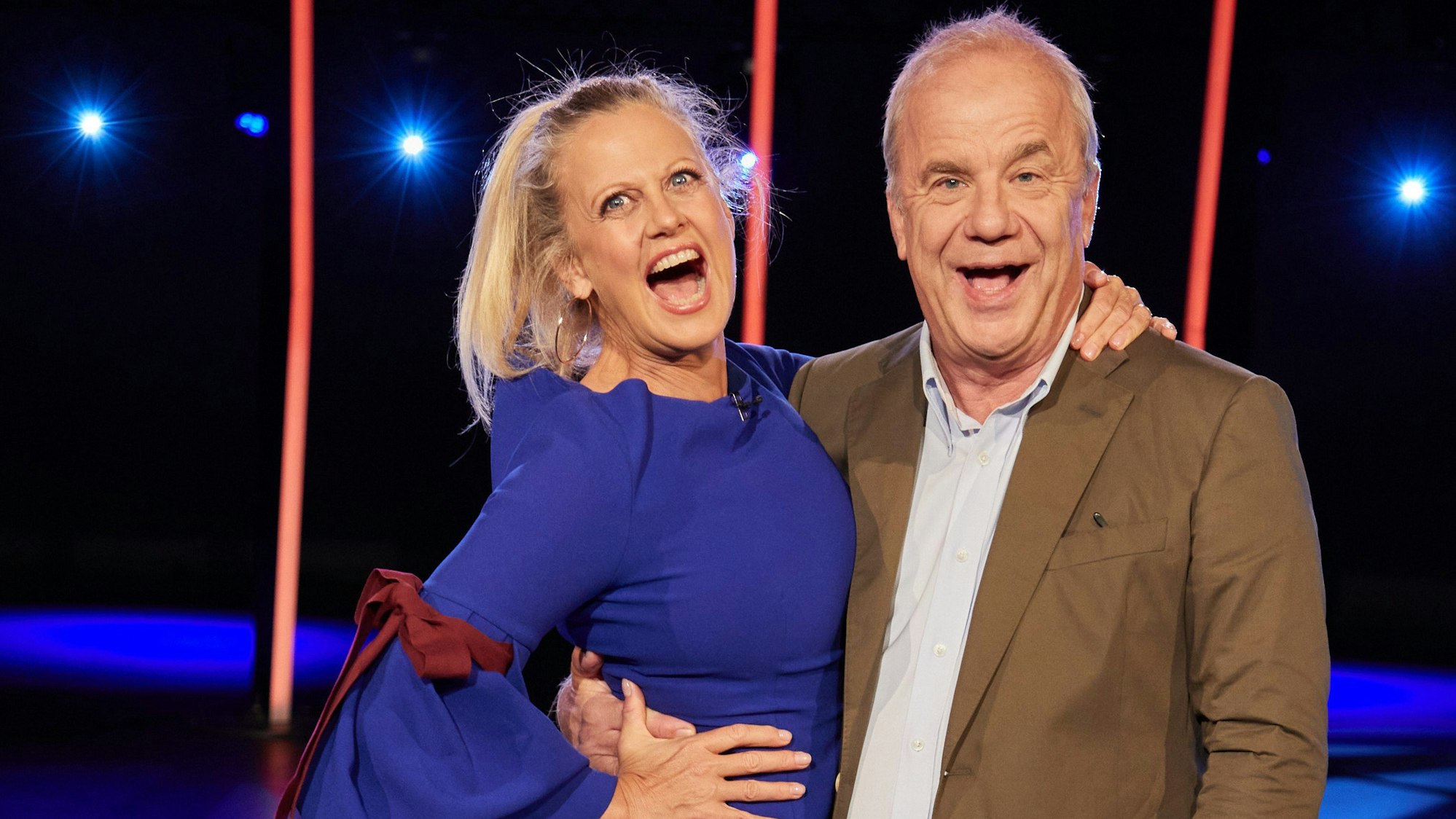 ARCHIV - 01.09.2023, Hamburg: Die Moderatoren Barbara Schöneberger und Hubertus-Meyer Burckhardt stehen im Fernsehstudio bei einem Fototermin anlässlich der 1000. Sendung der NDR Talk Show und lachen in die Kamera.