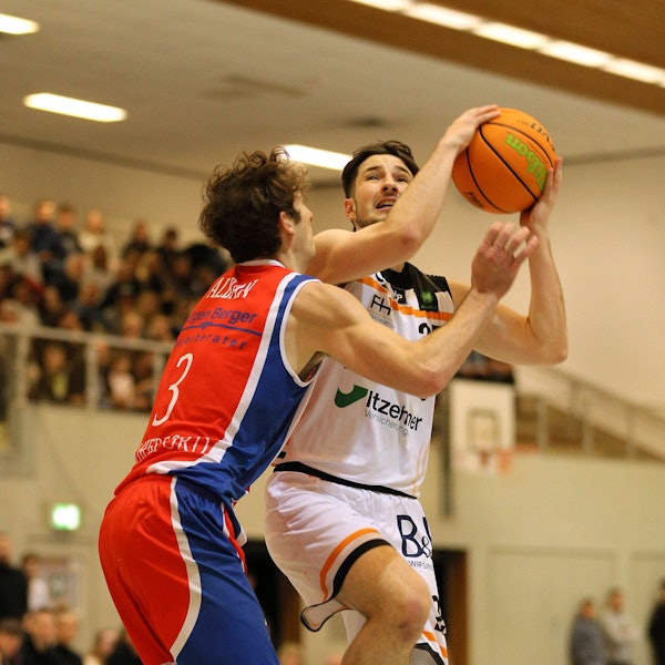 Tim Fritz LANG Eagles wirft gegen Leo Alban rot Basketball Herren Pro B am Fr. 23.12.2022 Itzehoe Eagles - BBG Herford 90 - 84 *** Tim Fritz LANG Eagles throws against Leo Alban red Basketball Mens Pro B on Fri 23 12 2022 Itzehoe Eagles BBG Herford 90 84