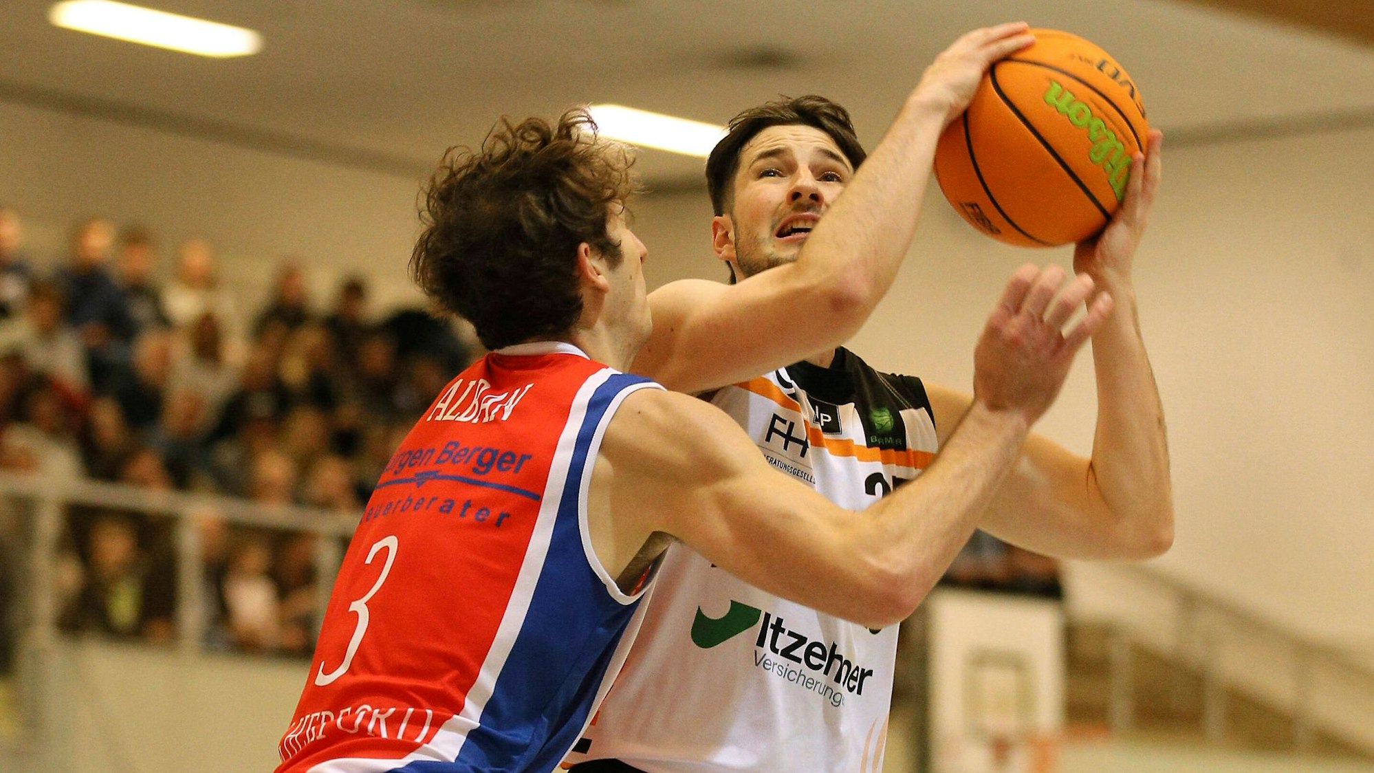 Tim Fritz LANG Eagles wirft gegen Leo Alban rot Basketball Herren Pro B am Fr. 23.12.2022 Itzehoe Eagles - BBG Herford 90 - 84 *** Tim Fritz LANG Eagles throws against Leo Alban red Basketball Mens Pro B on Fri 23 12 2022 Itzehoe Eagles BBG Herford 90 84