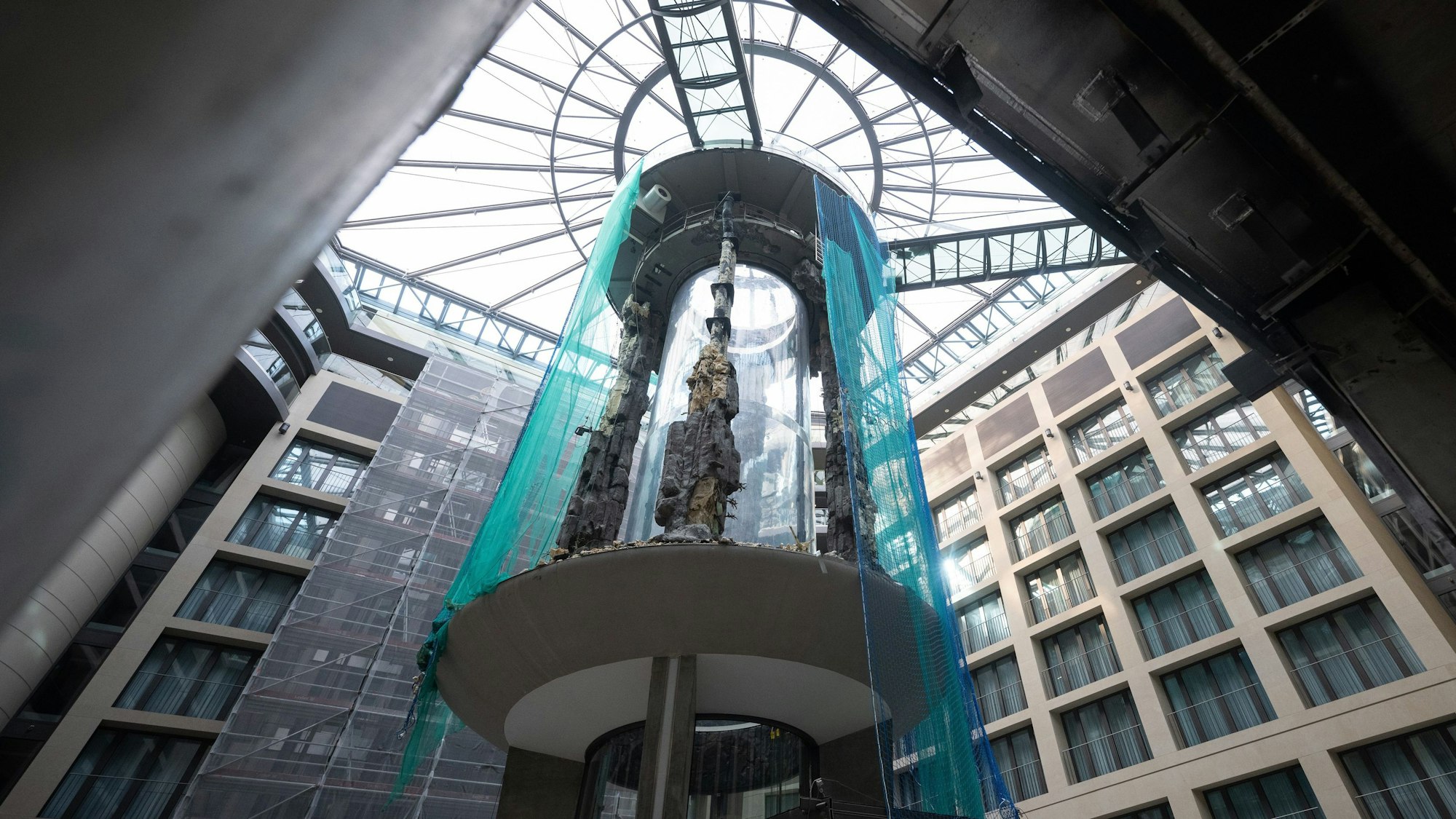 Das zerstörte Riesenaquarium Aquadom im Berliner Hotel „DomAquarée“. Durch die plötzliche Explosion des riesigen Glasbehälters kamen Tausende Fische ums Leben.