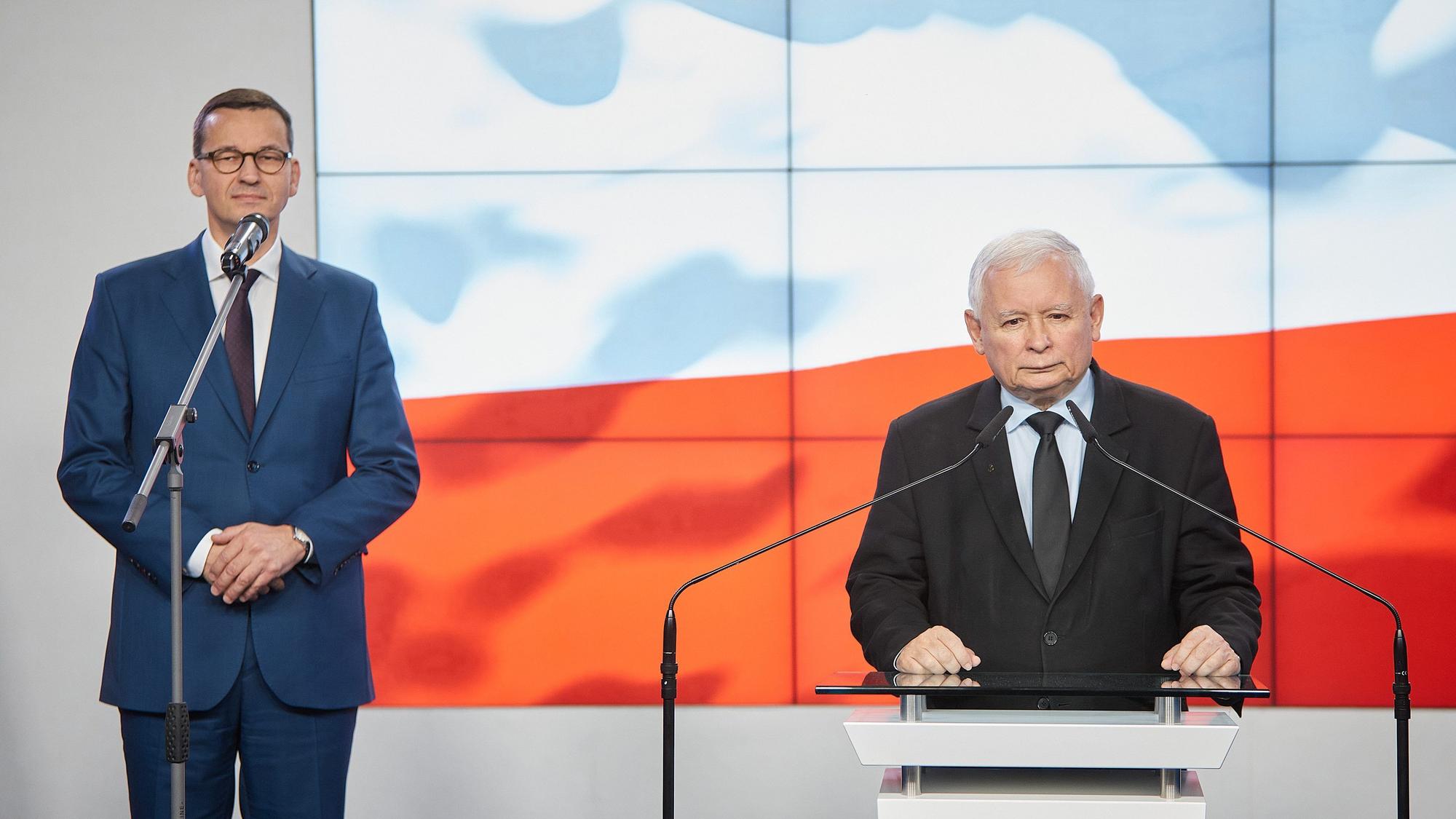 Jarosław Kaczyński (r), Mateusz Morawiecki stehen am Rednerpult.