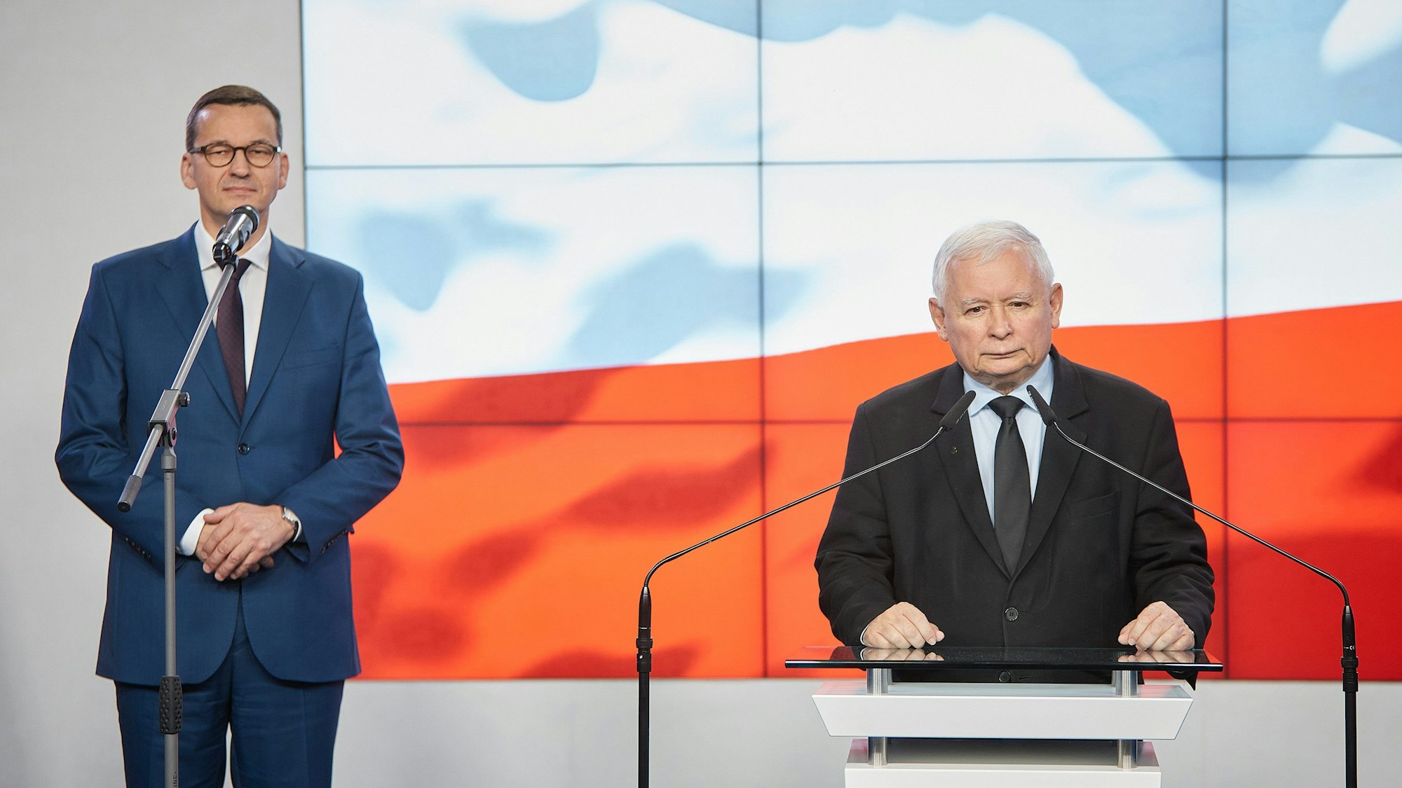 Jarosław Kaczyński (r), Mateusz Morawiecki stehen am Rednerpult.