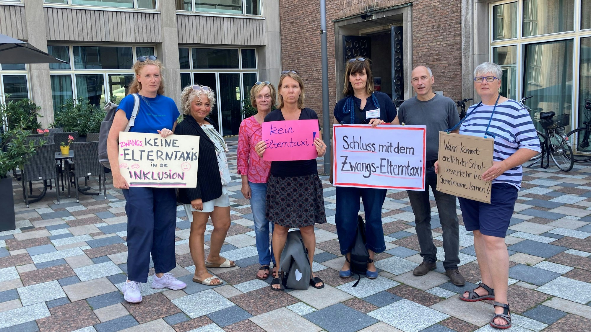 Elternprotest auf dem Theo-Burauen-Platz.