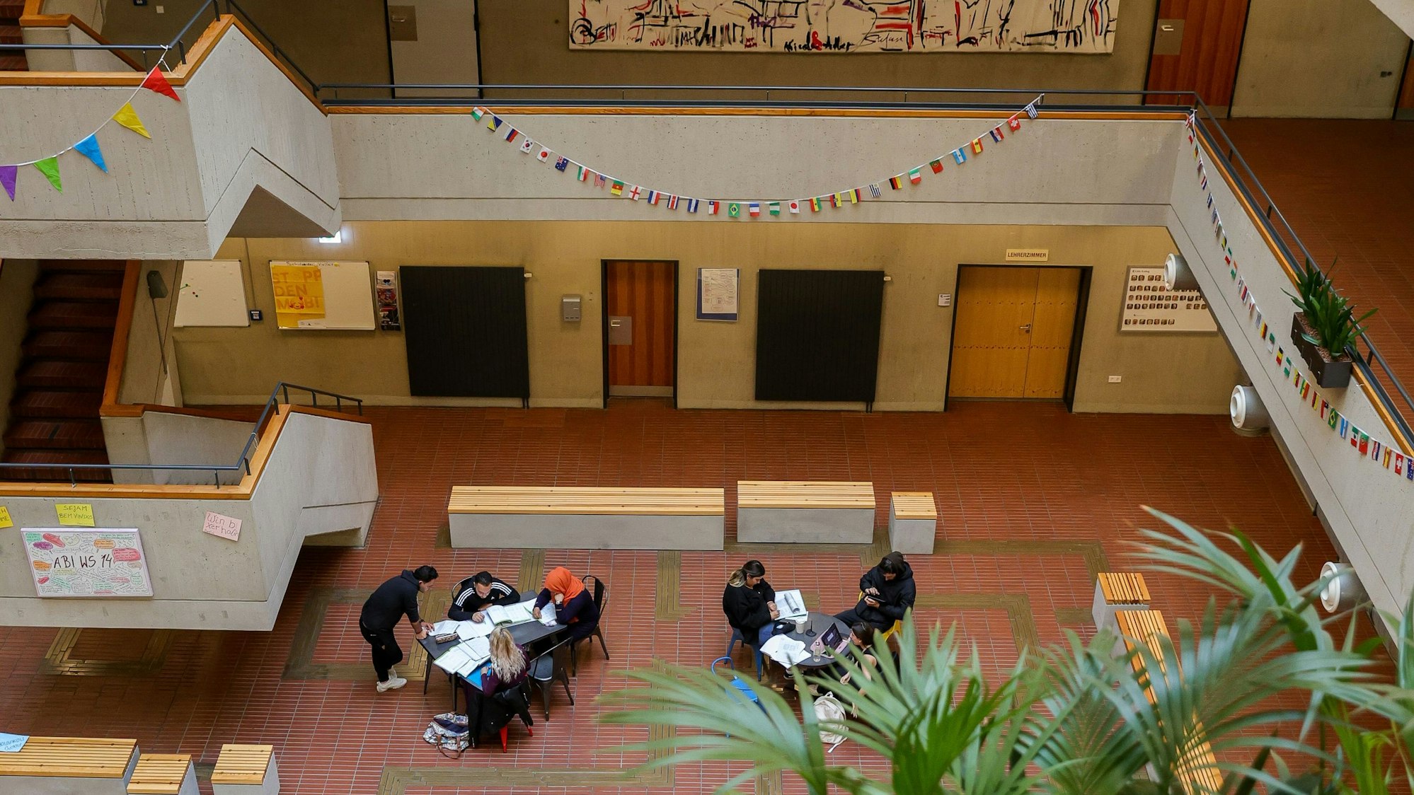 Blick von oben auf das Foyer des Köln-Kollegs in Deutz