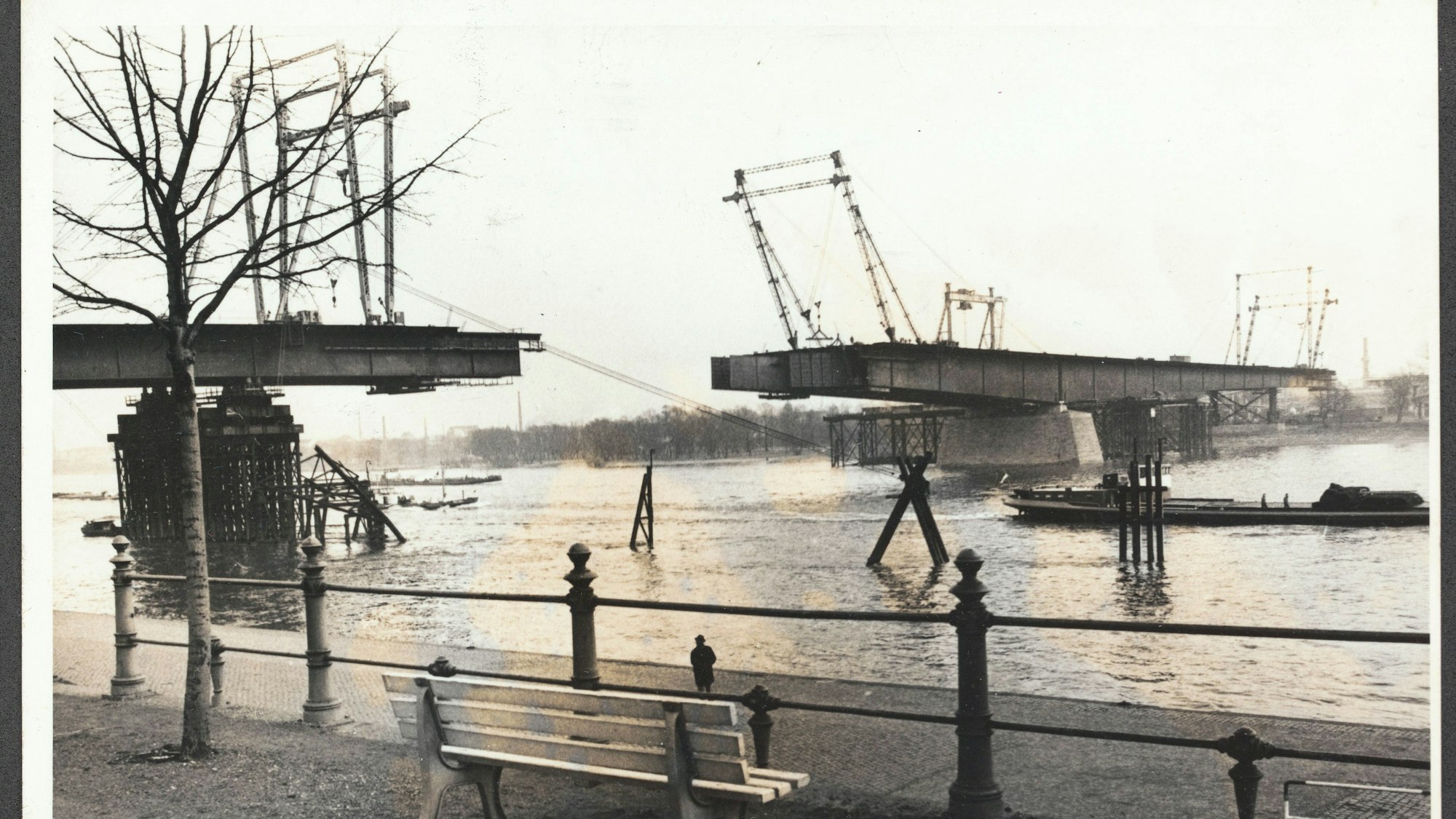 Der Bau der Zoobrücke 1965 in Köln.