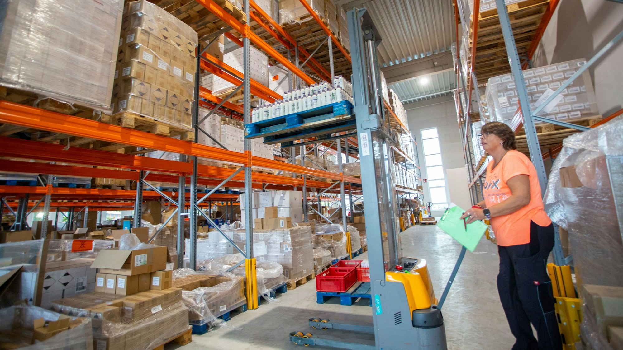 Gemeinnützige Organisationen aus ganz Deutschland ordern bei innatura. In den Lagerhallen ist derzeit Platz für 1350 Paletten. Uschi Reuther verräumt Hygieneartikel mit dem Gabelstapler.