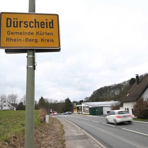 Dürscheider Ortsschild am neuen Standort vor der Einmündung tzum Supermarkt