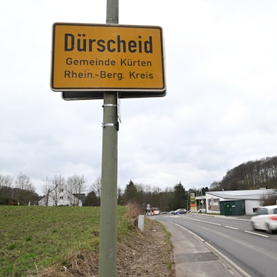 Dürscheider Ortsschild am neuen Standort vor der Einmündung tzum Supermarkt