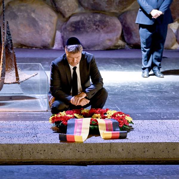 2022 besuchte Robert Habeck (Bündnis 90/Die Grünen), die Gedenkstätte Yad Vashem. (Archivbild) In seinem Statement zu Israel erinnert er sich an die Auslandsreise und erzählt eine Anekdote über ein Bild, das ihm dort in Erinnerung blieb.