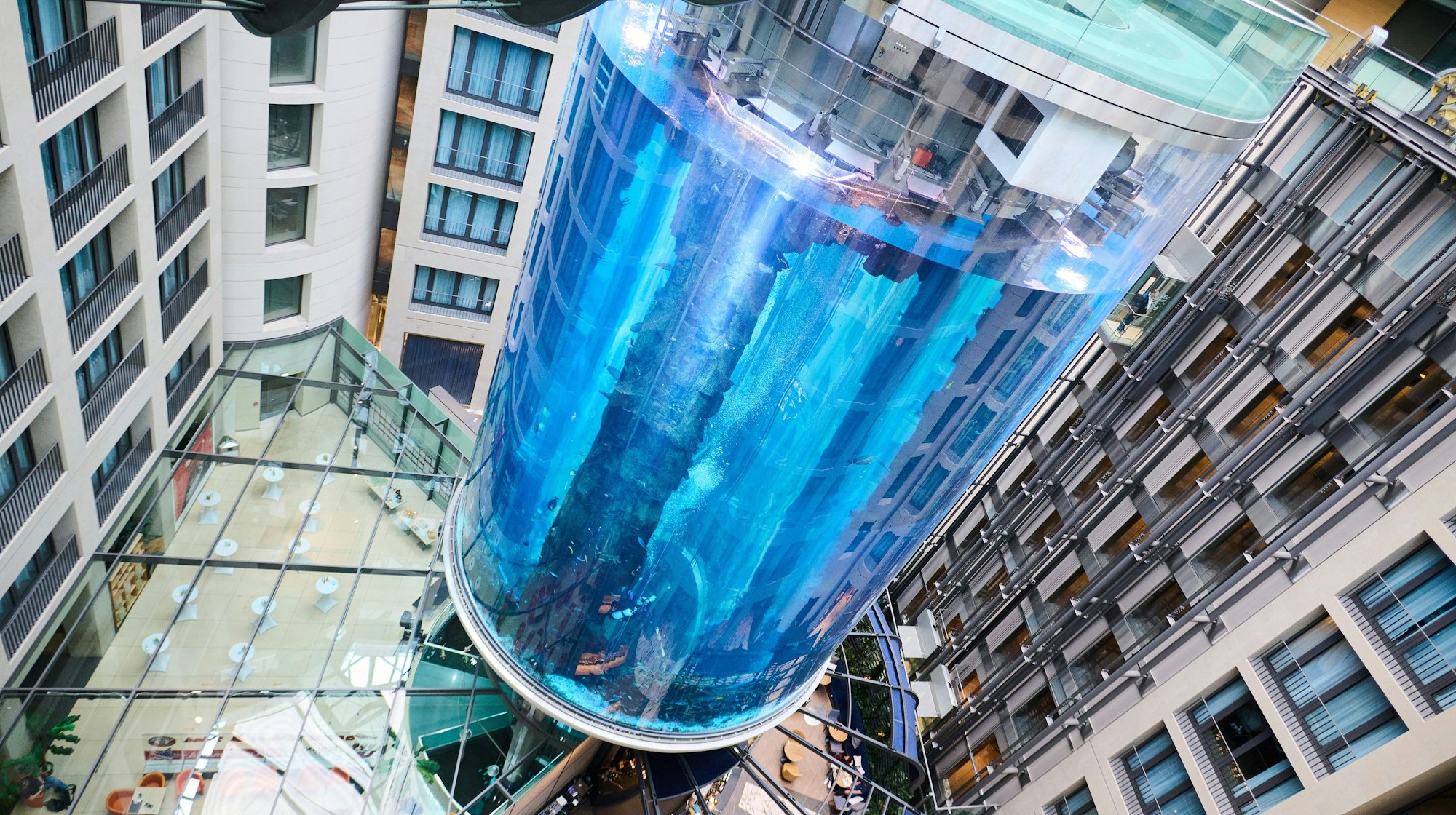 Der Aquadom im Berliner Hotel „Domaquarée“ war das größte zylindrische Aquarium der Welt.