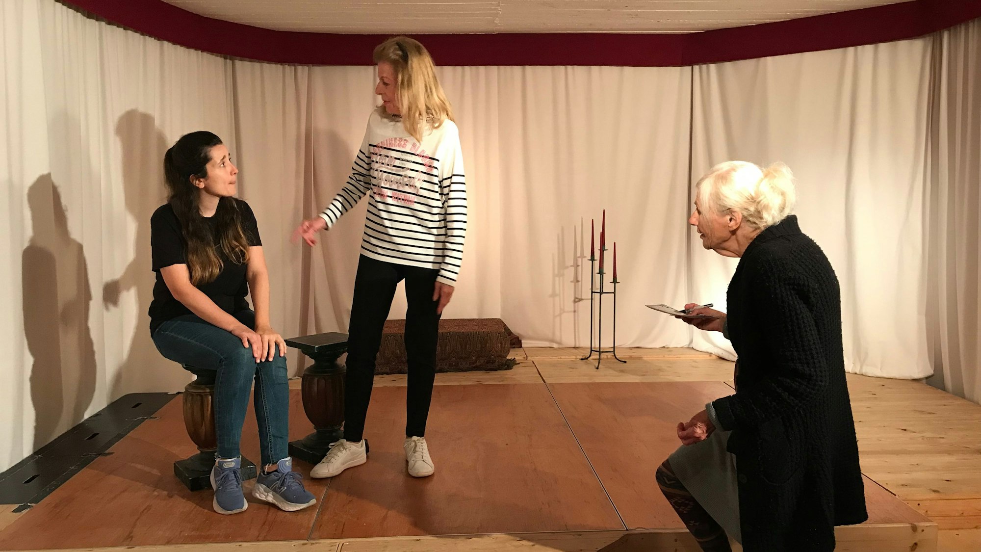 13.10.2023 Wachtberg-Pech: Im Kellertheater Chateau Pech laufen die Proben für das Jubiläumsstück "Antigone". Sarah Möger (links) spielt die Hauptrolle der Antigone, Ursula Rocke (mitte) mimt den Sprecher und die Amme und Gundula Schroeder führt Regie (rechts).