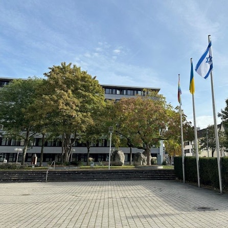 Auf dem Foto ist zu sehen, wie die israelische Flagge vor dem Bergheimer Rathaus weht.
