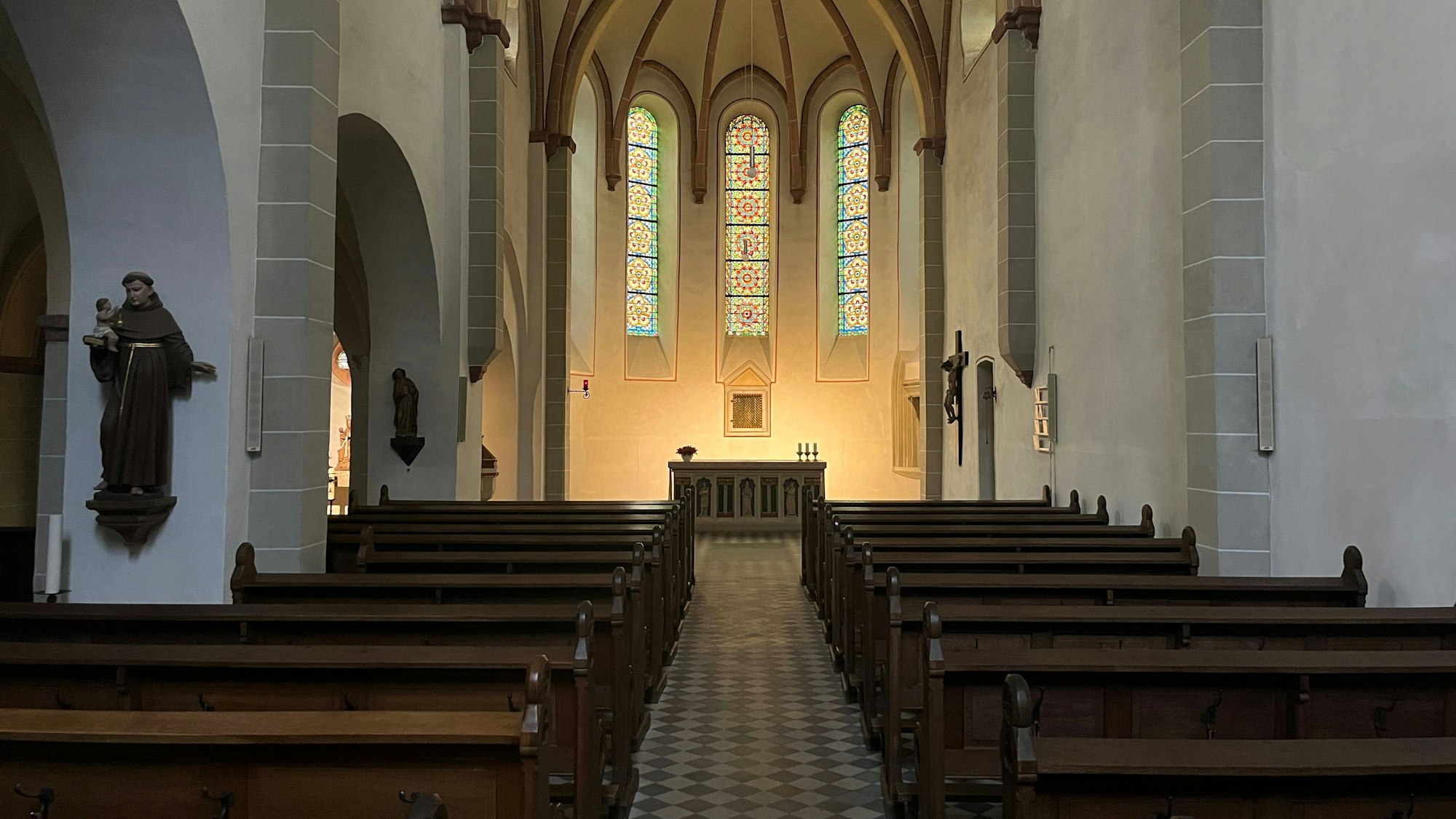 Ein Blick ins Innere der Seligenthaler Franziskanerkirche lohnt sich, rechts neben dem Altar ist unter einem Gitter noch der ursprünglichen Fußboden zu sehen.