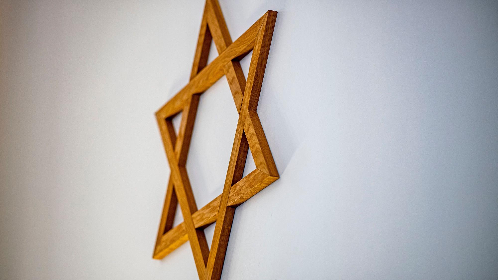 Ein Davidstern hängt an einer Wand im Gebetsraum einer Synagoge.
