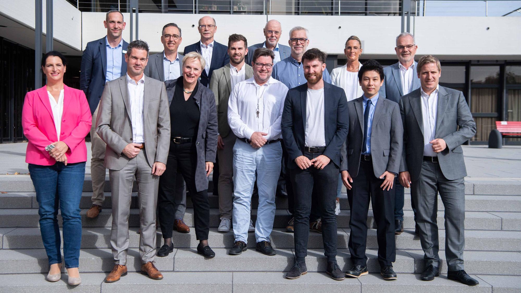Das Bild zeigt die Protagonisten in einem Gruppenbild vor dem Kreishaus.